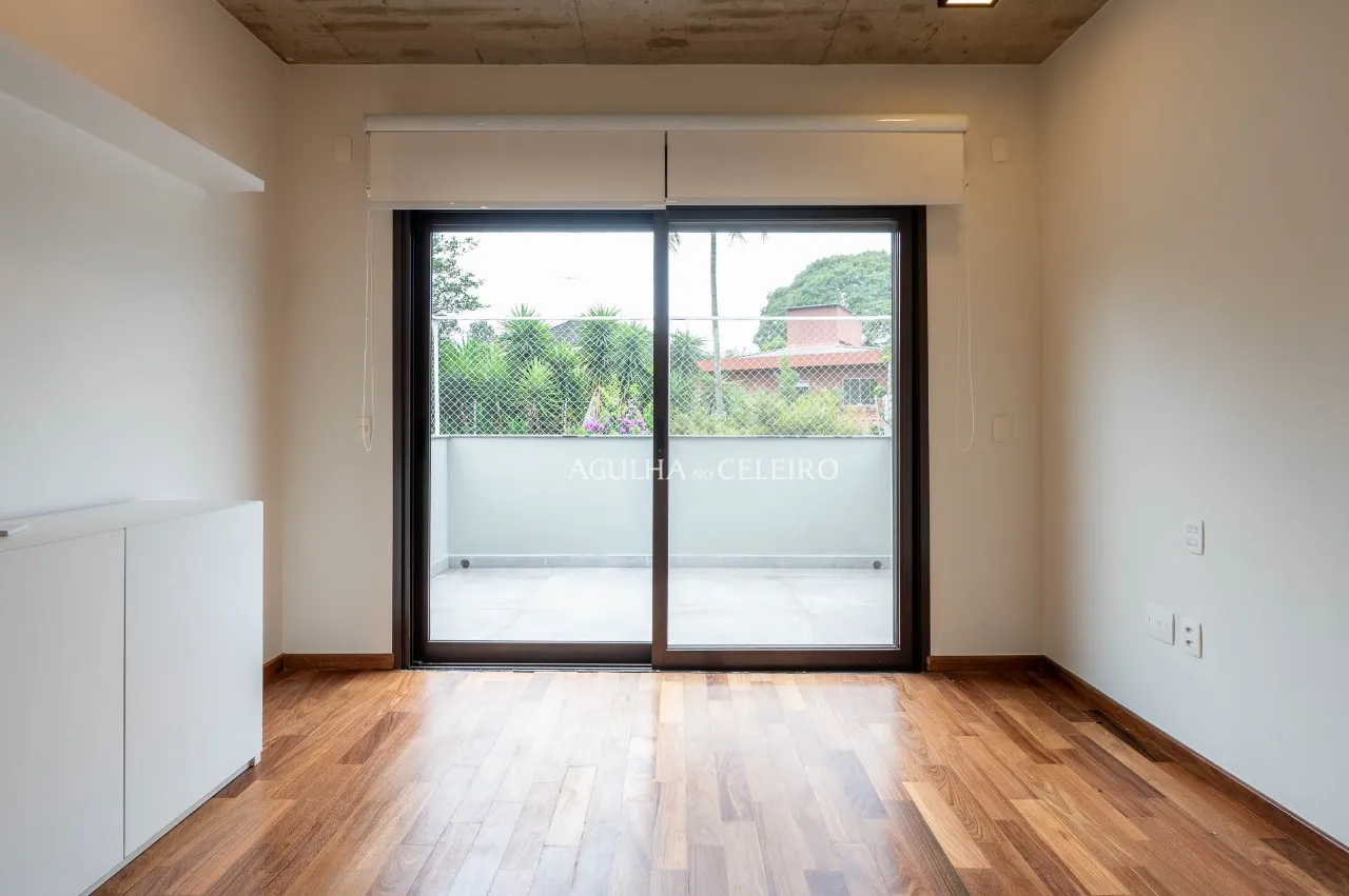 Casa reformada em rua fechada em Alto de Pinheiros – 21453