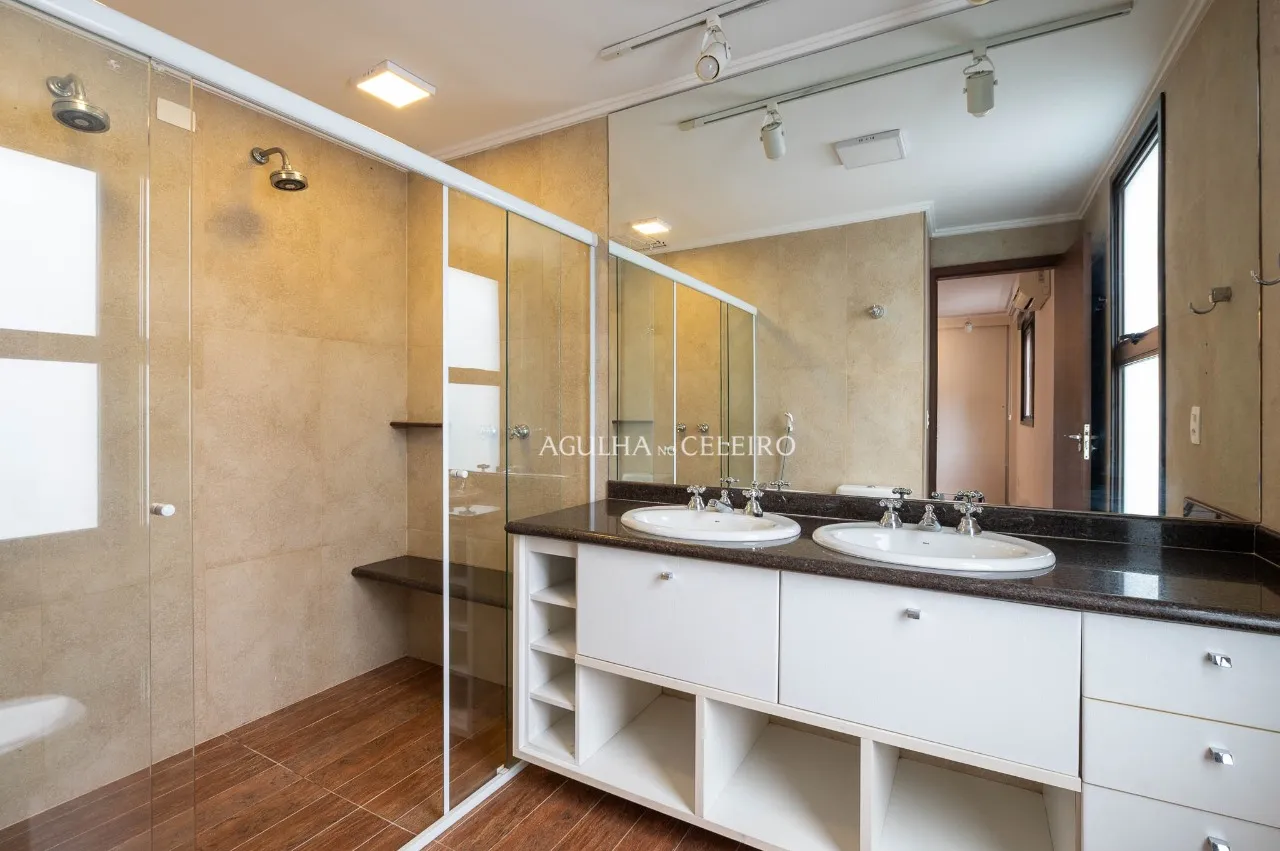 Casa reformada em rua fechada em Alto de Pinheiros – 21453