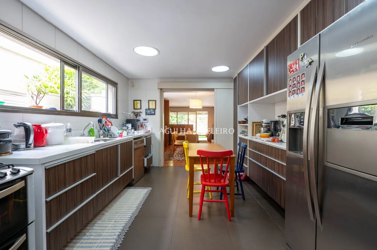 Excelente Oportunidade no Alto de Pinheiros: Casa com Piscina, Sauna e 4 Suítes. – 21457