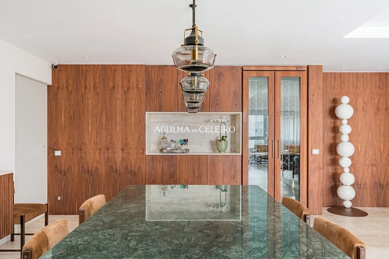 Design atemporal em living integrado com adega, a poucas quadras do Ibirapuera – 21472
