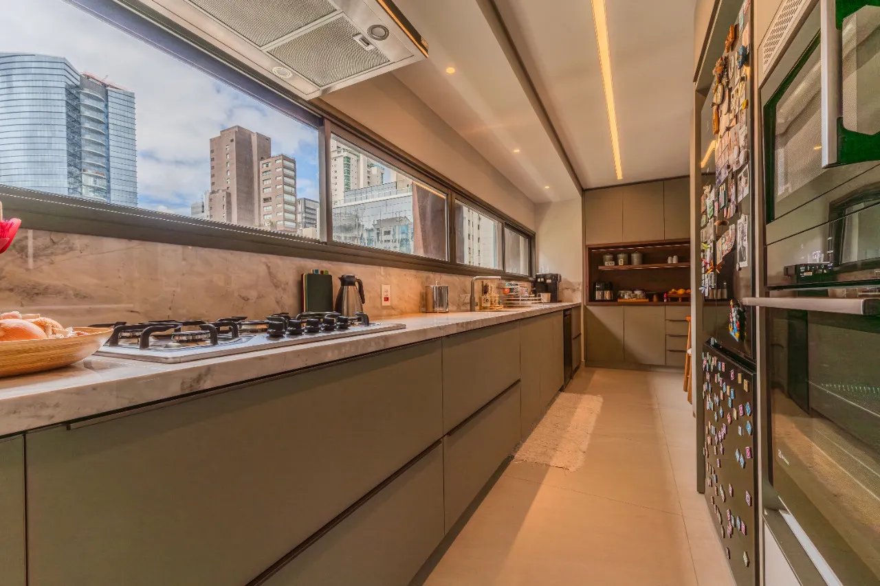 Apartamento contemporâneo assinado por Arthur Casas no Itaim. – 21536
