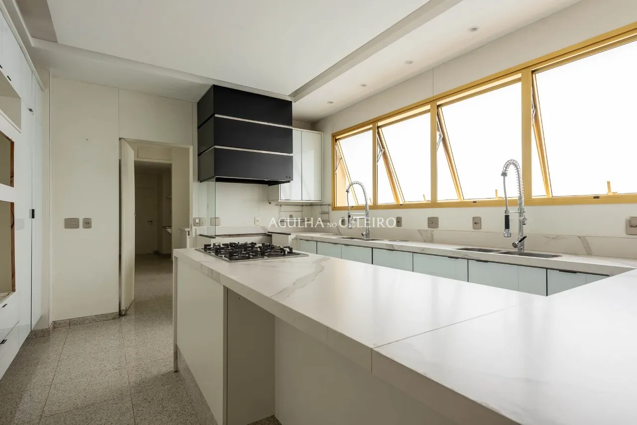 Apartamento impecável e reformado com vista permanente para o Parque. – 21625