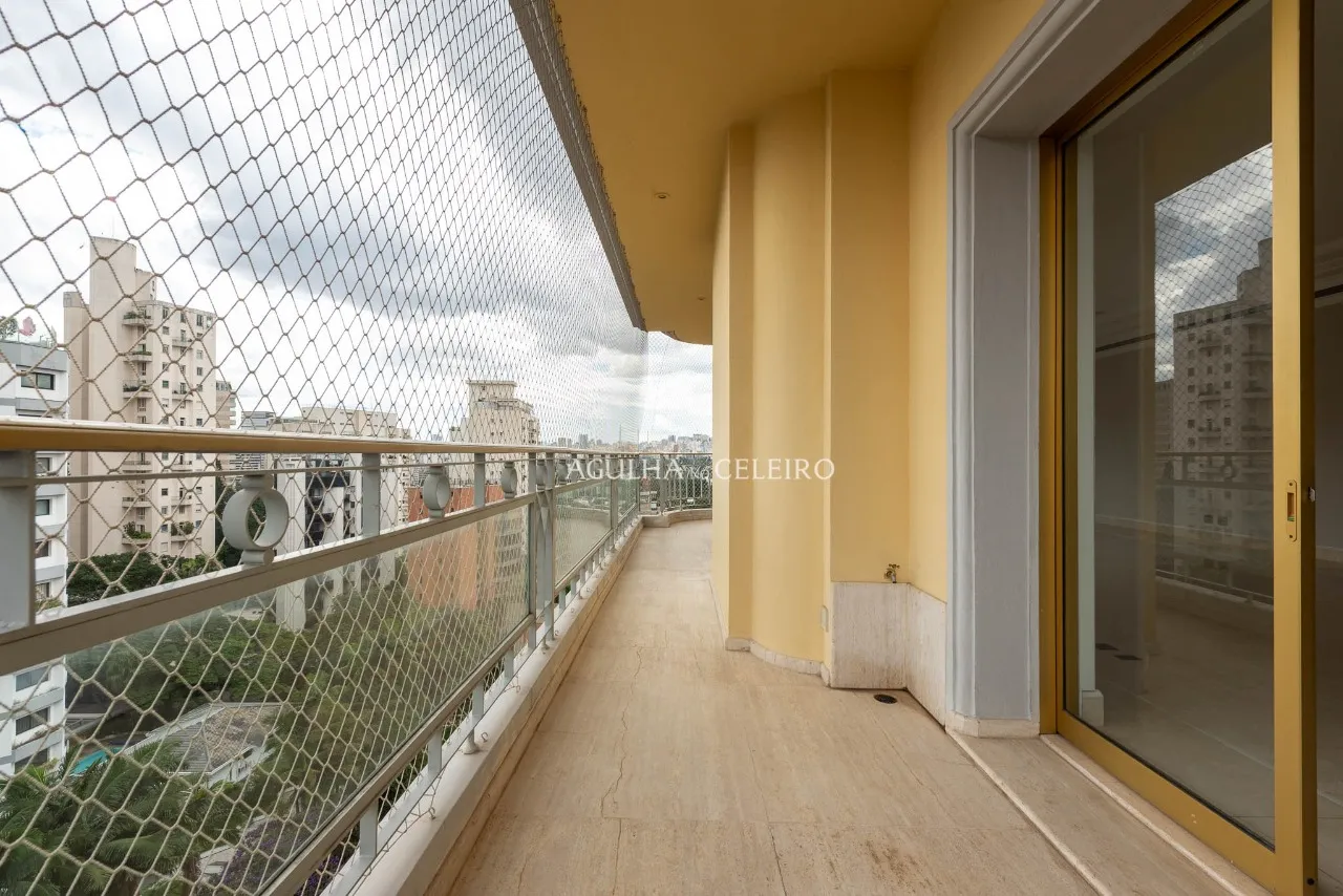 Apartamento impecável e reformado com vista permanente para o Parque. – 21625