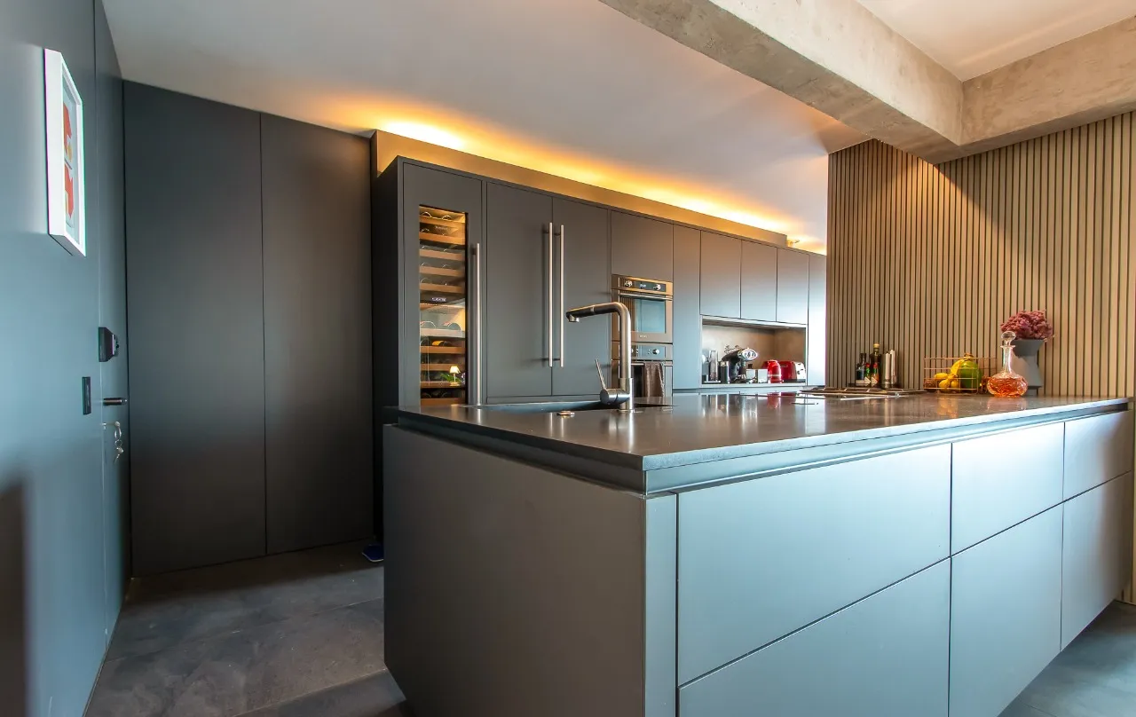 Viva nas alturas com muito conforte e elegância em apartamento mobiliado. – 21627