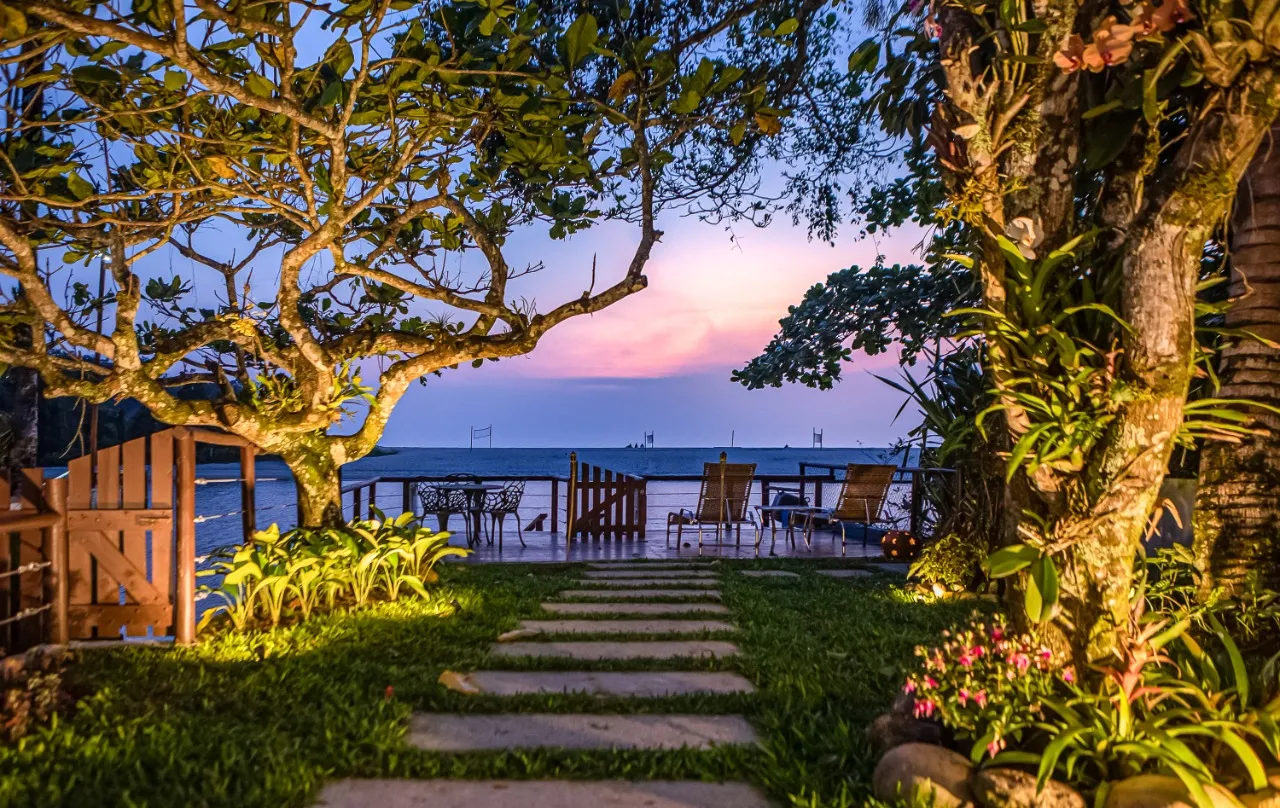 Casa com cozinha integrada, ambientes abertos e área gourmet voltada à paisagem, na Barra do Una. – 21629