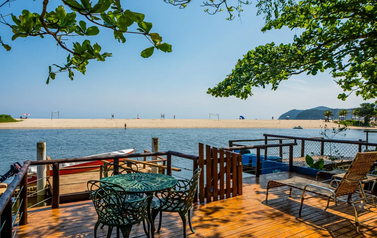 Casa com cozinha integrada, ambientes abertos e área gourmet voltada à paisagem, na Barra do Una. – 21629