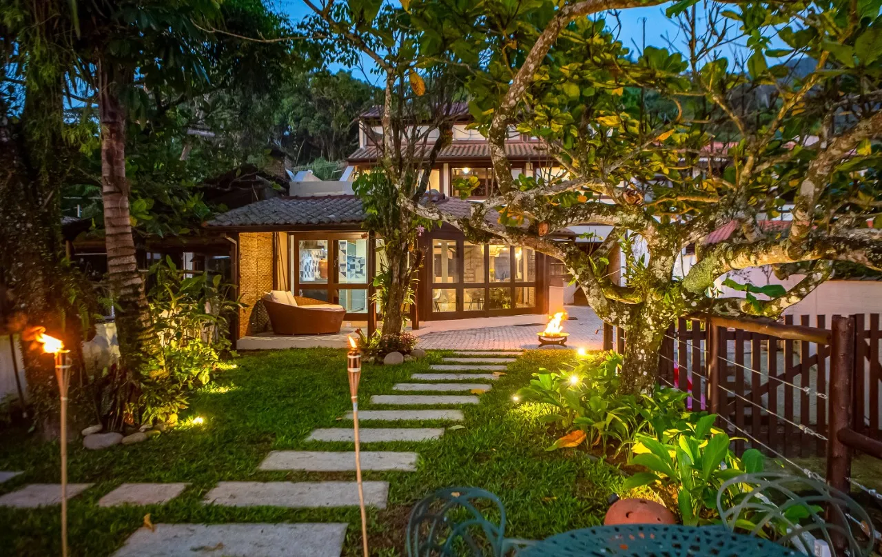 Casa com cozinha integrada, ambientes abertos e área gourmet voltada à paisagem, na Barra do Una. – 21629