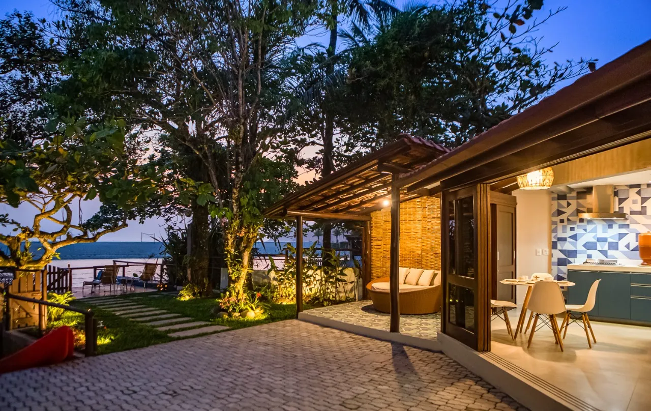 Casa com cozinha integrada, ambientes abertos e área gourmet voltada à paisagem, na Barra do Una. – 21629