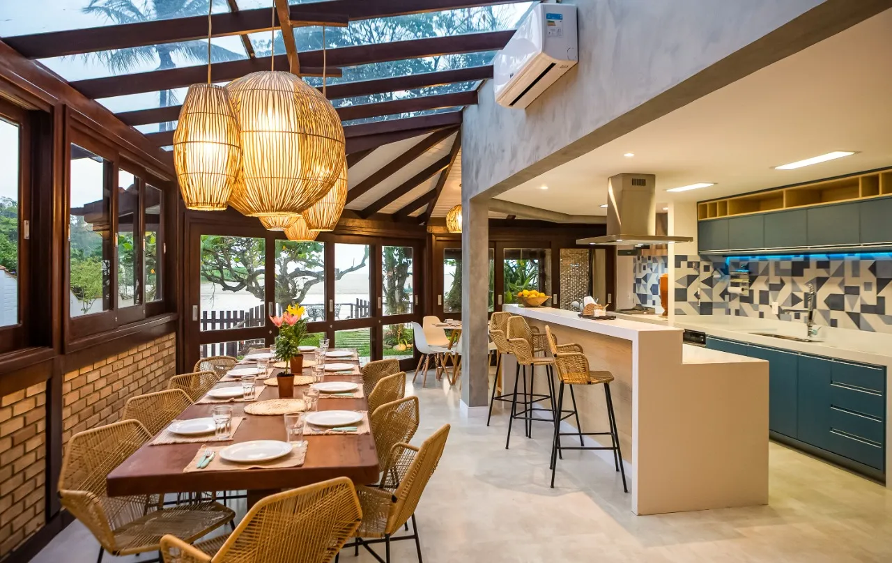 Casa com cozinha integrada, ambientes abertos e área gourmet voltada à paisagem, na Barra do Una. – 21629