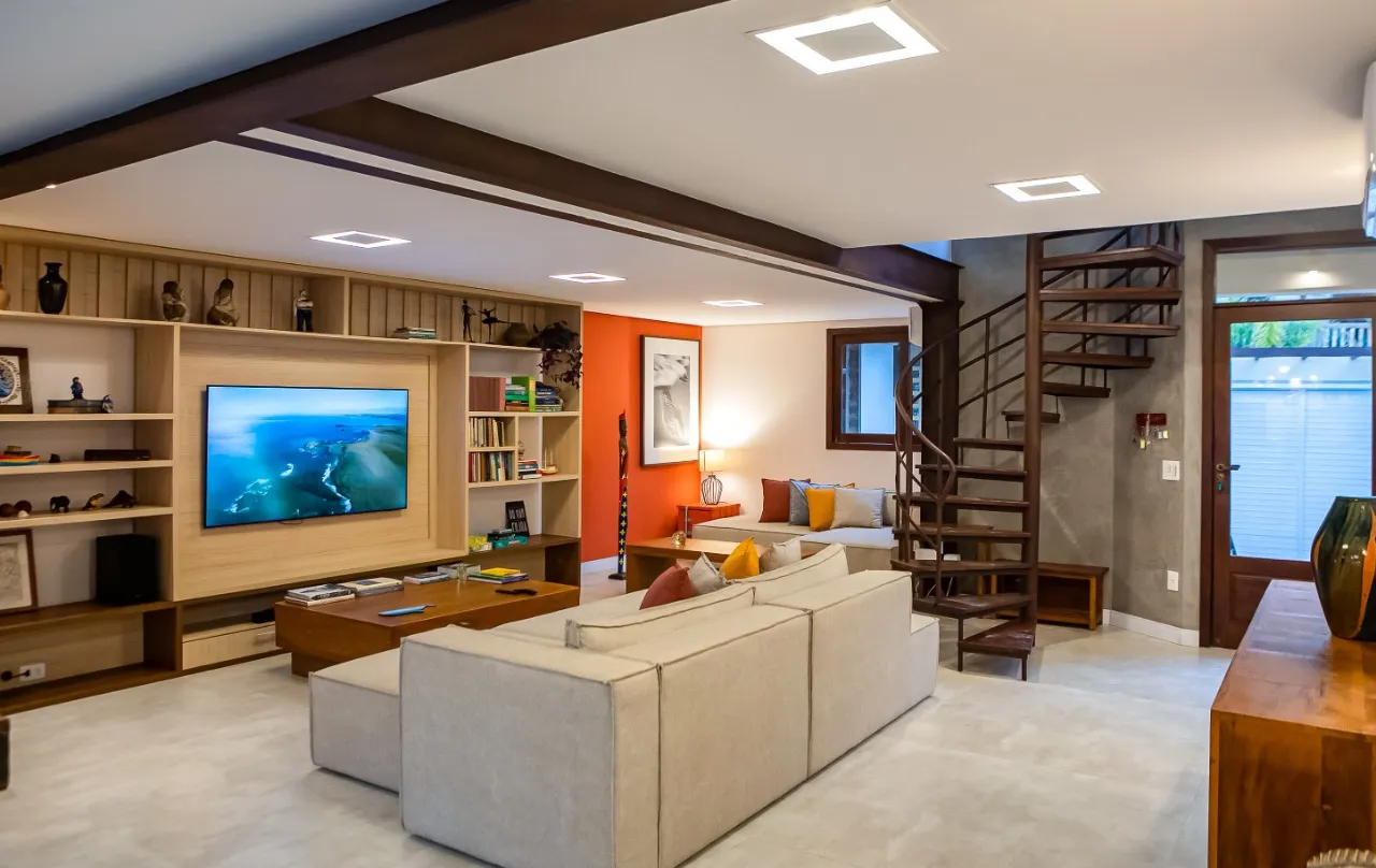 Casa com cozinha integrada, ambientes abertos e área gourmet voltada à paisagem, na Barra do Una. – 21629