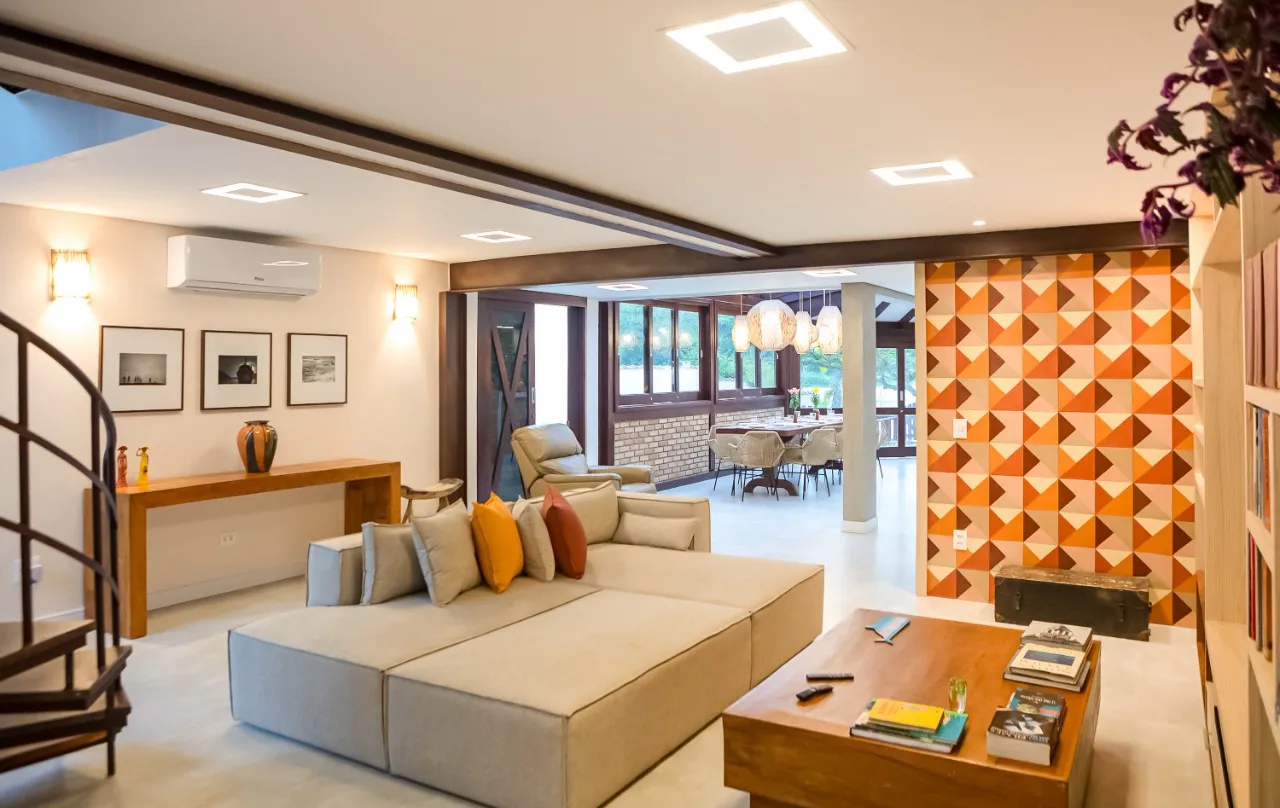 Casa com cozinha integrada, ambientes abertos e área gourmet voltada à paisagem, na Barra do Una. – 21629