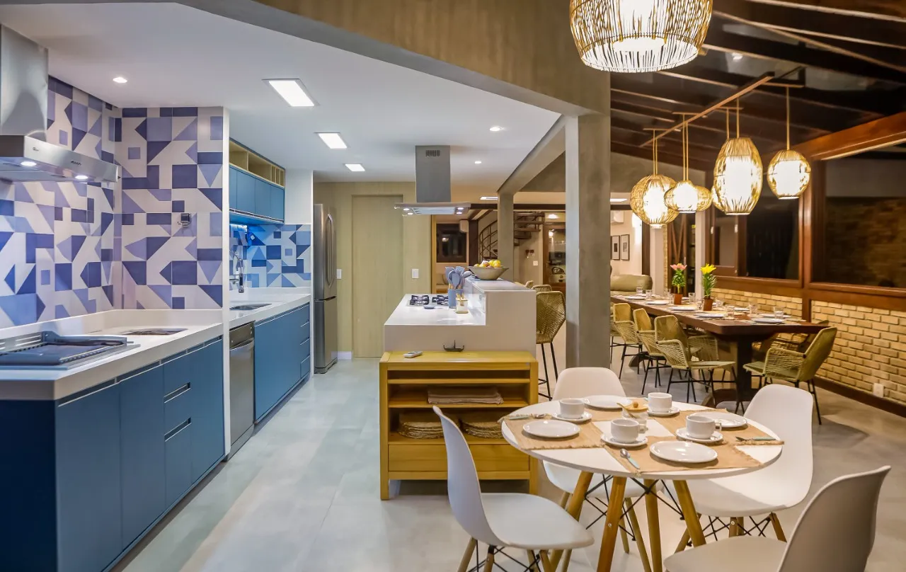 Casa com cozinha integrada, ambientes abertos e área gourmet voltada à paisagem, na Barra do Una. – 21629