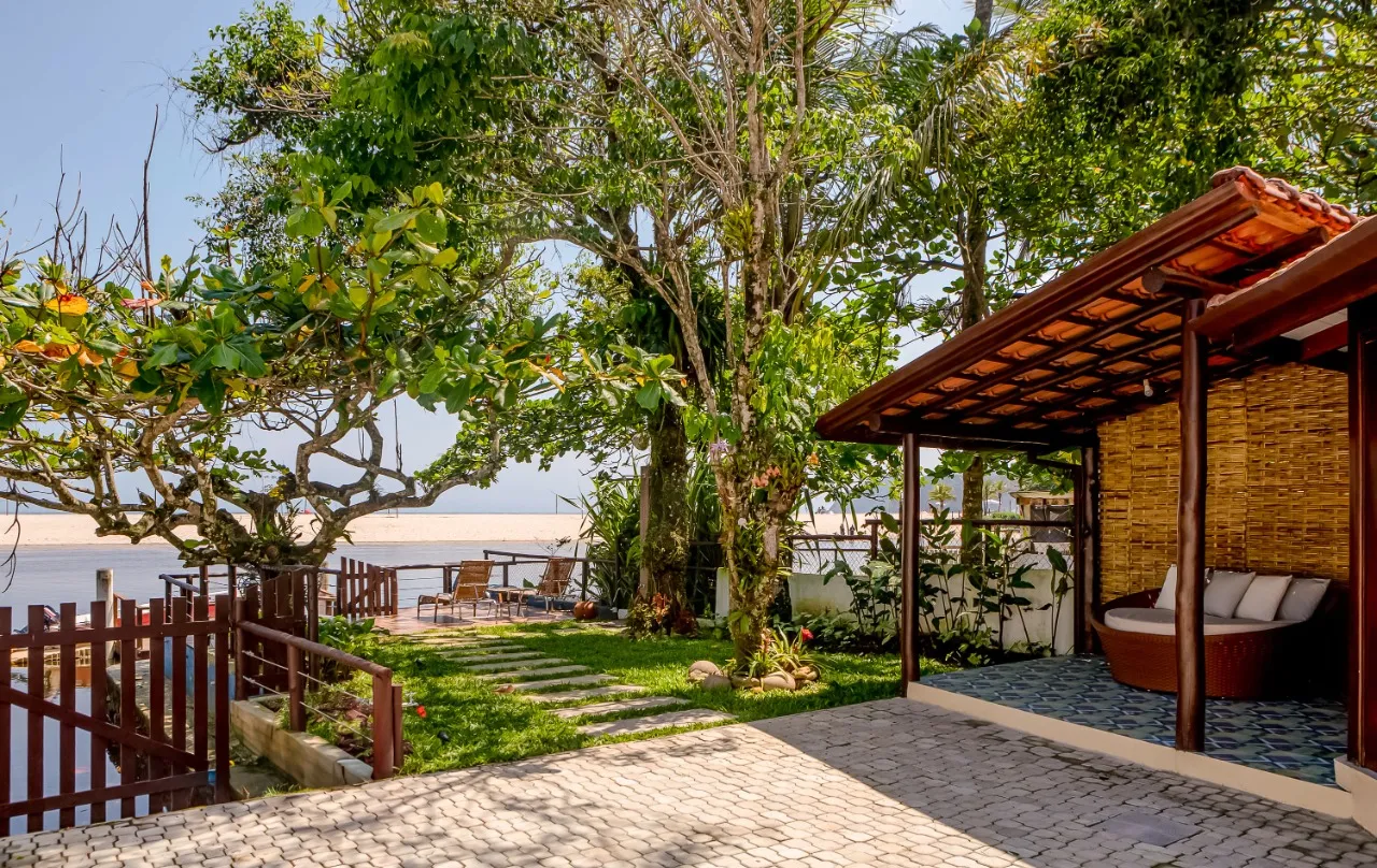 Casa com cozinha integrada, ambientes abertos e área gourmet voltada à paisagem, na Barra do Una. – 21629