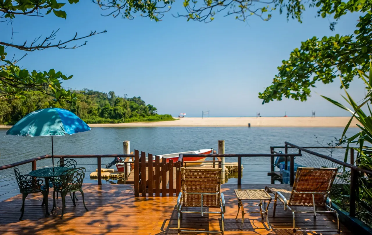 Casa com cozinha integrada, ambientes abertos e área gourmet voltada à paisagem, na Barra do Una. – 21629