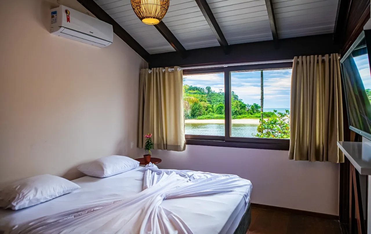 Casa com cozinha integrada, ambientes abertos e área gourmet voltada à paisagem, na Barra do Una. – 21629