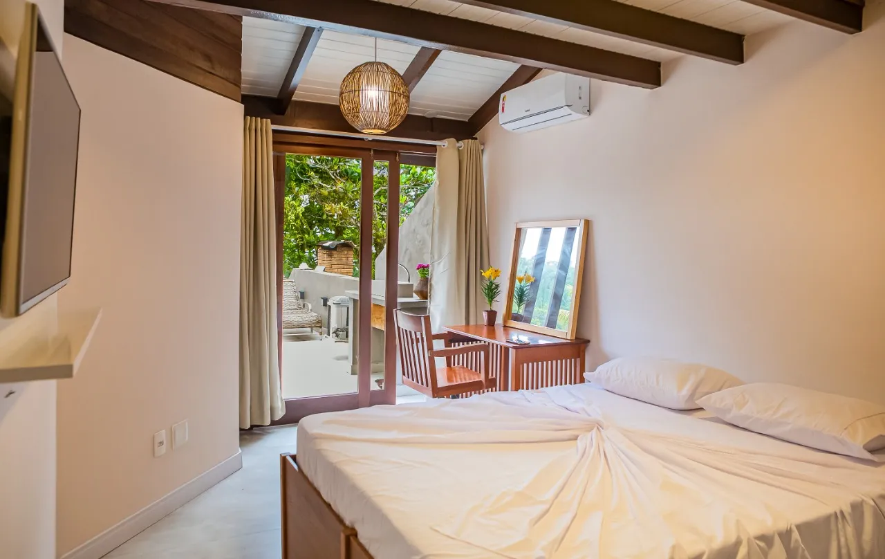 Casa com cozinha integrada, ambientes abertos e área gourmet voltada à paisagem, na Barra do Una. – 21629