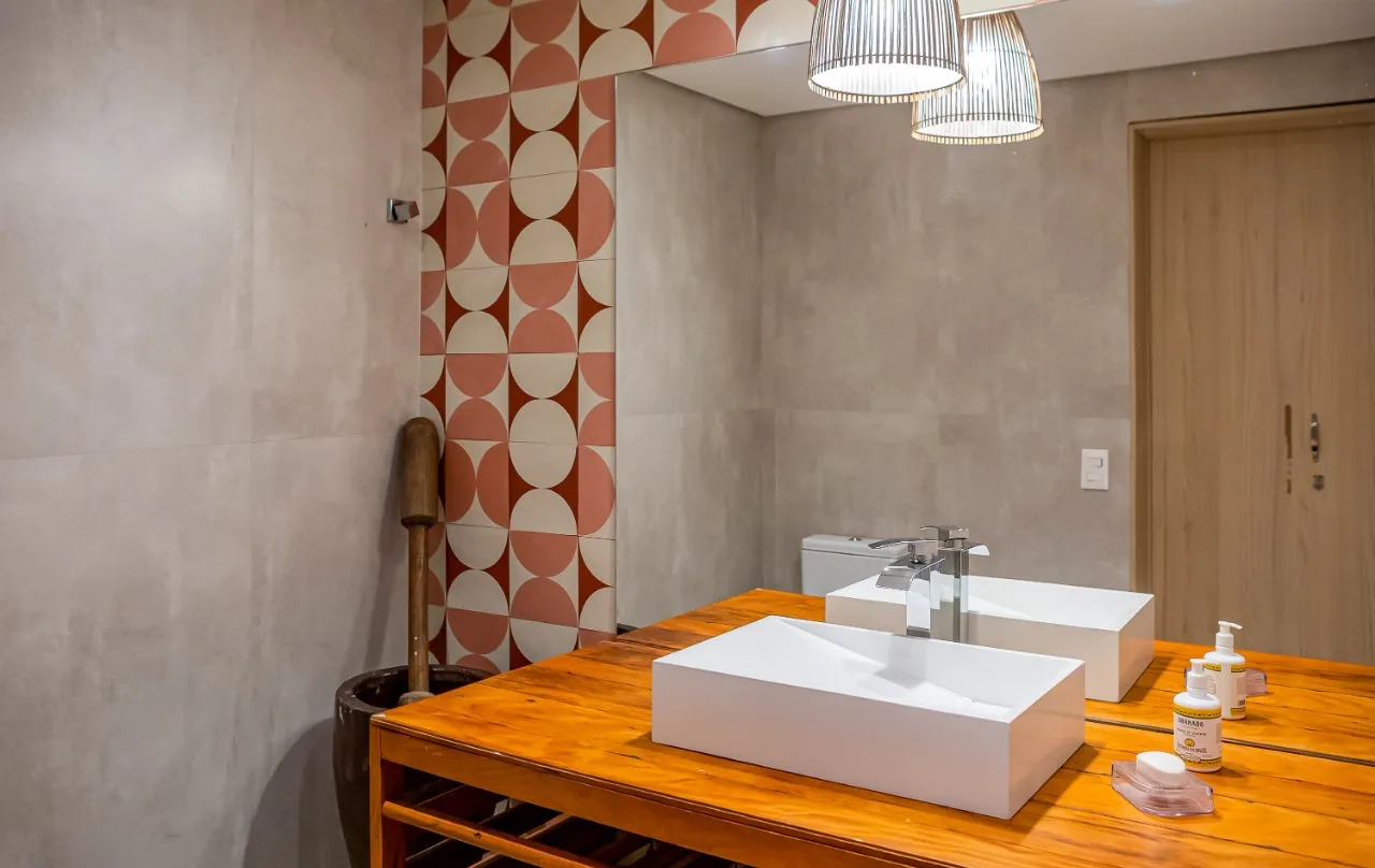 Casa com cozinha integrada, ambientes abertos e área gourmet voltada à paisagem, na Barra do Una. – 21629