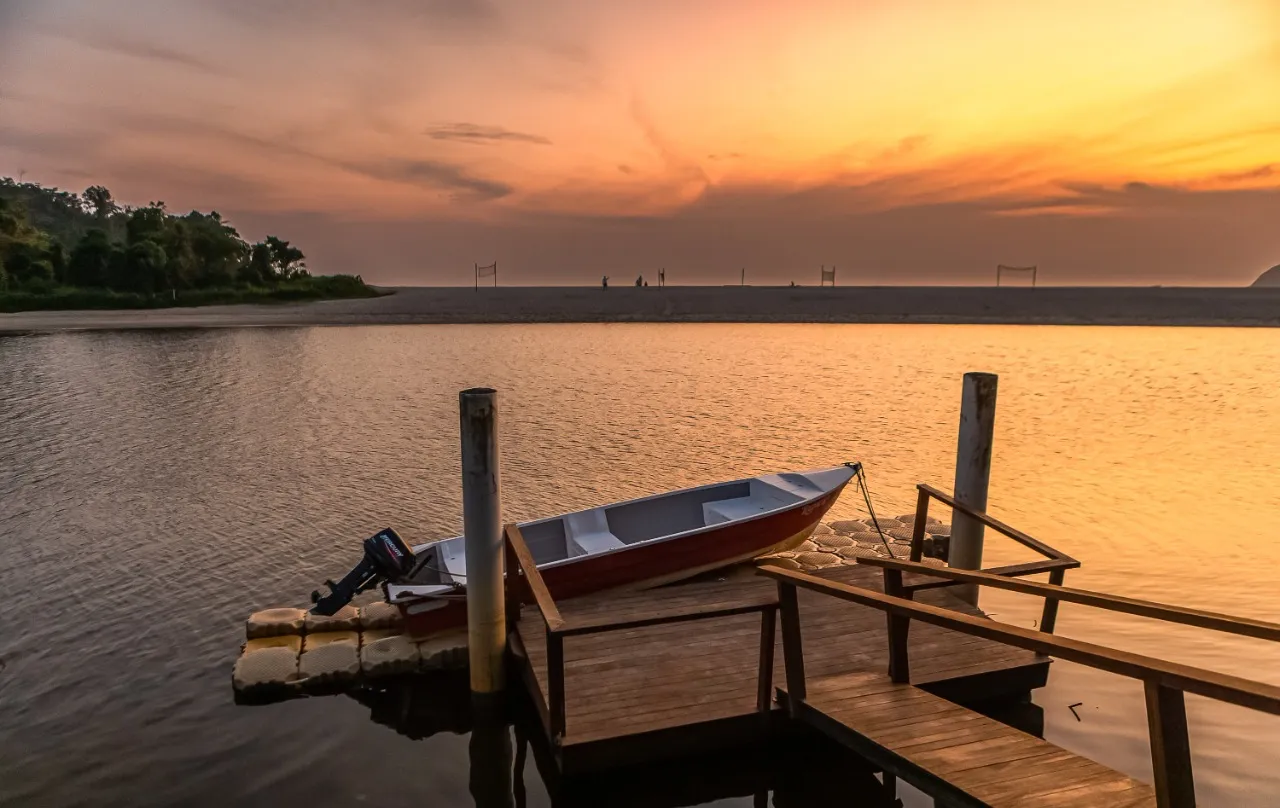 Casa com cozinha integrada, ambientes abertos e área gourmet voltada à paisagem, na Barra do Una. – 21629