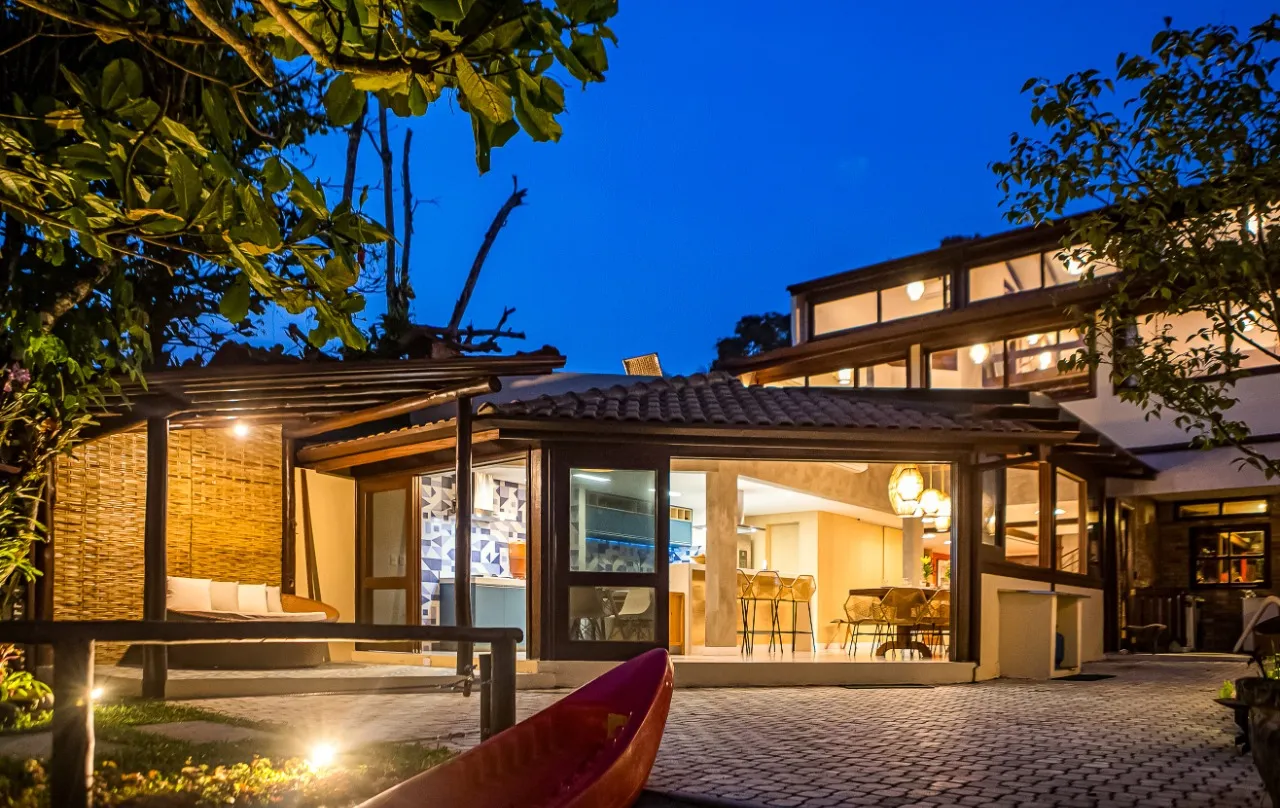 Casa com cozinha integrada, ambientes abertos e área gourmet voltada à paisagem, na Barra do Una. – 21629