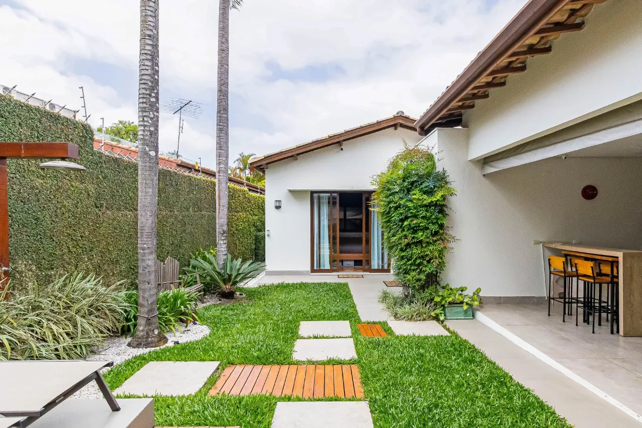 Casa térrea na Moema com ares de casa de campo, com reforma bacana, jardim agradável. – 9638