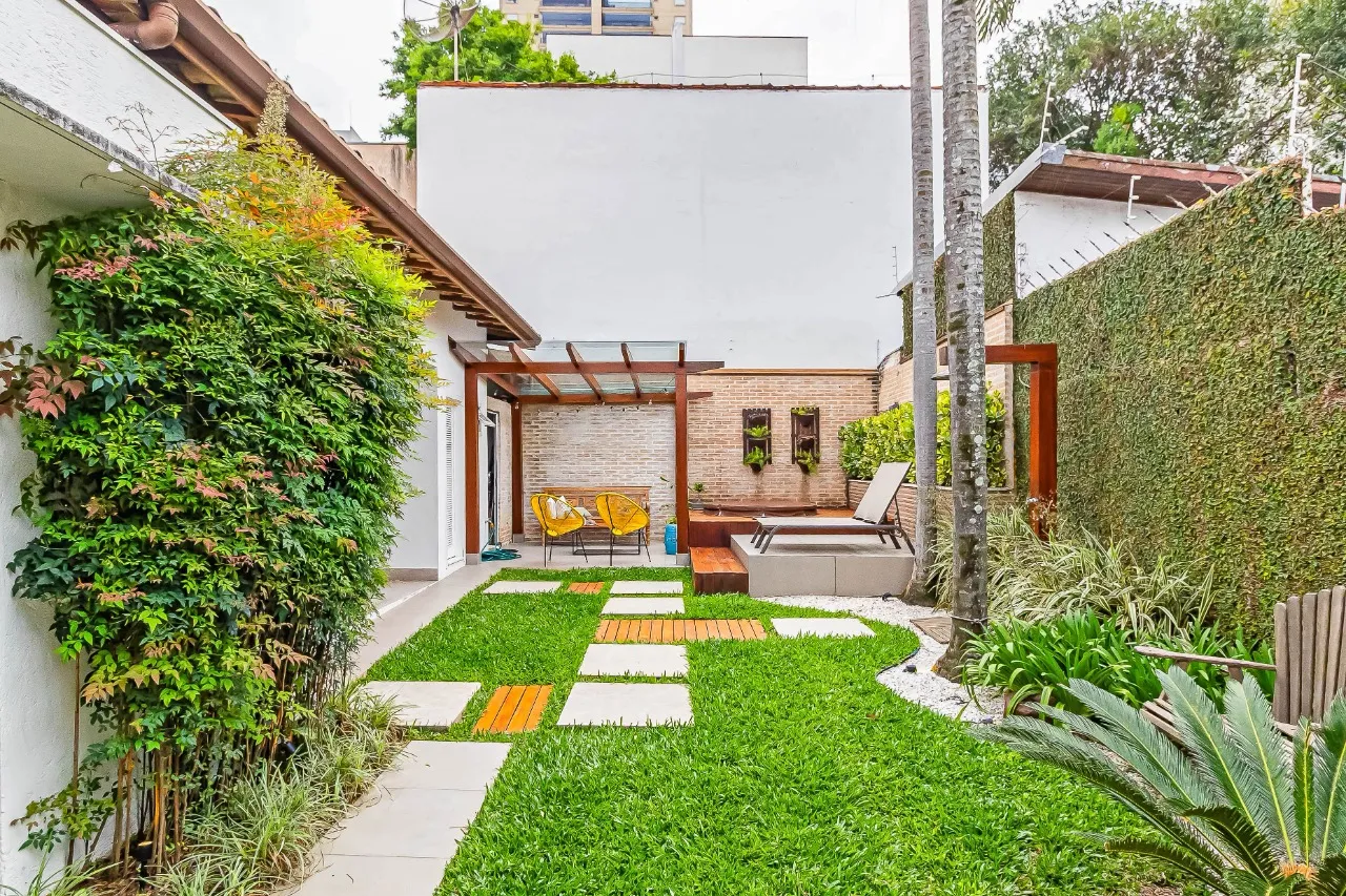 Casa térrea na Moema com ares de casa de campo, com reforma bacana, jardim agradável. – 9638