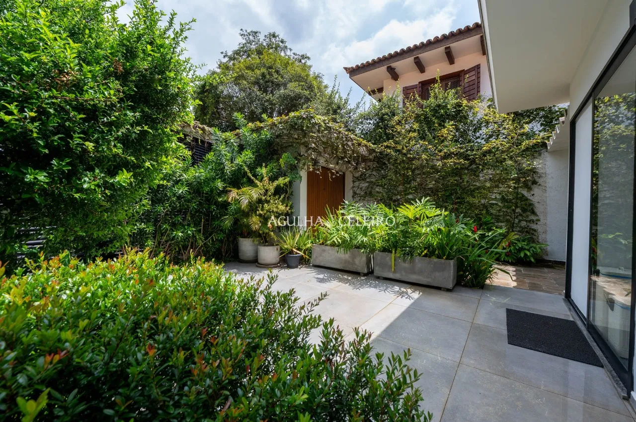 Casa com piscina e sauna à venda em Alto de Pinheiros – CA0219