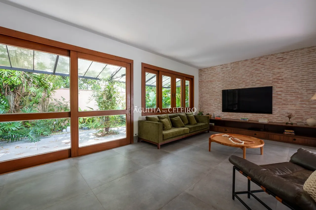 Casa com piscina e sauna à venda em Alto de Pinheiros – CA0219