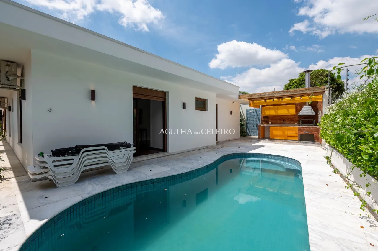 Casa reformada à venda em alto de Pinheiros. – CA0250