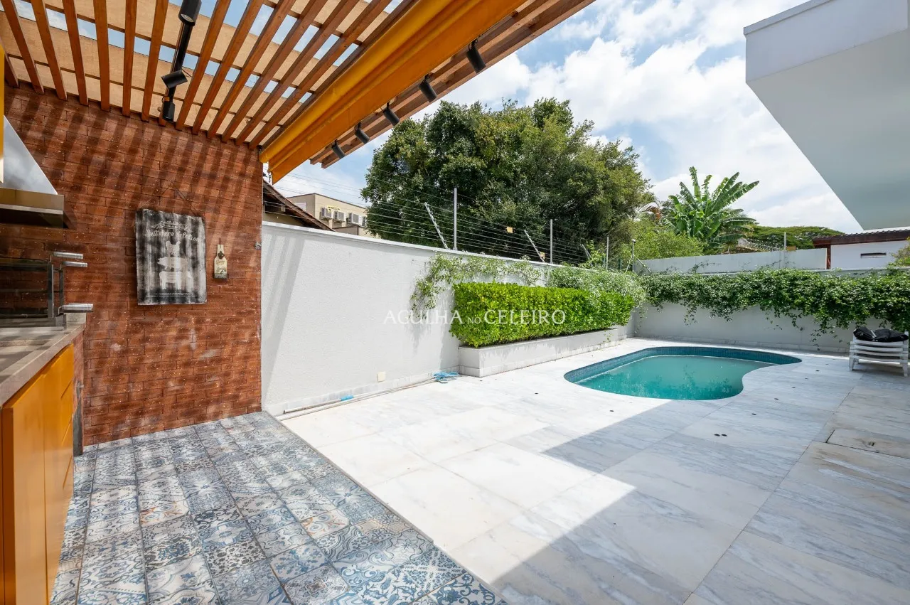 Casa reformada à venda em alto de Pinheiros. – CA0250
