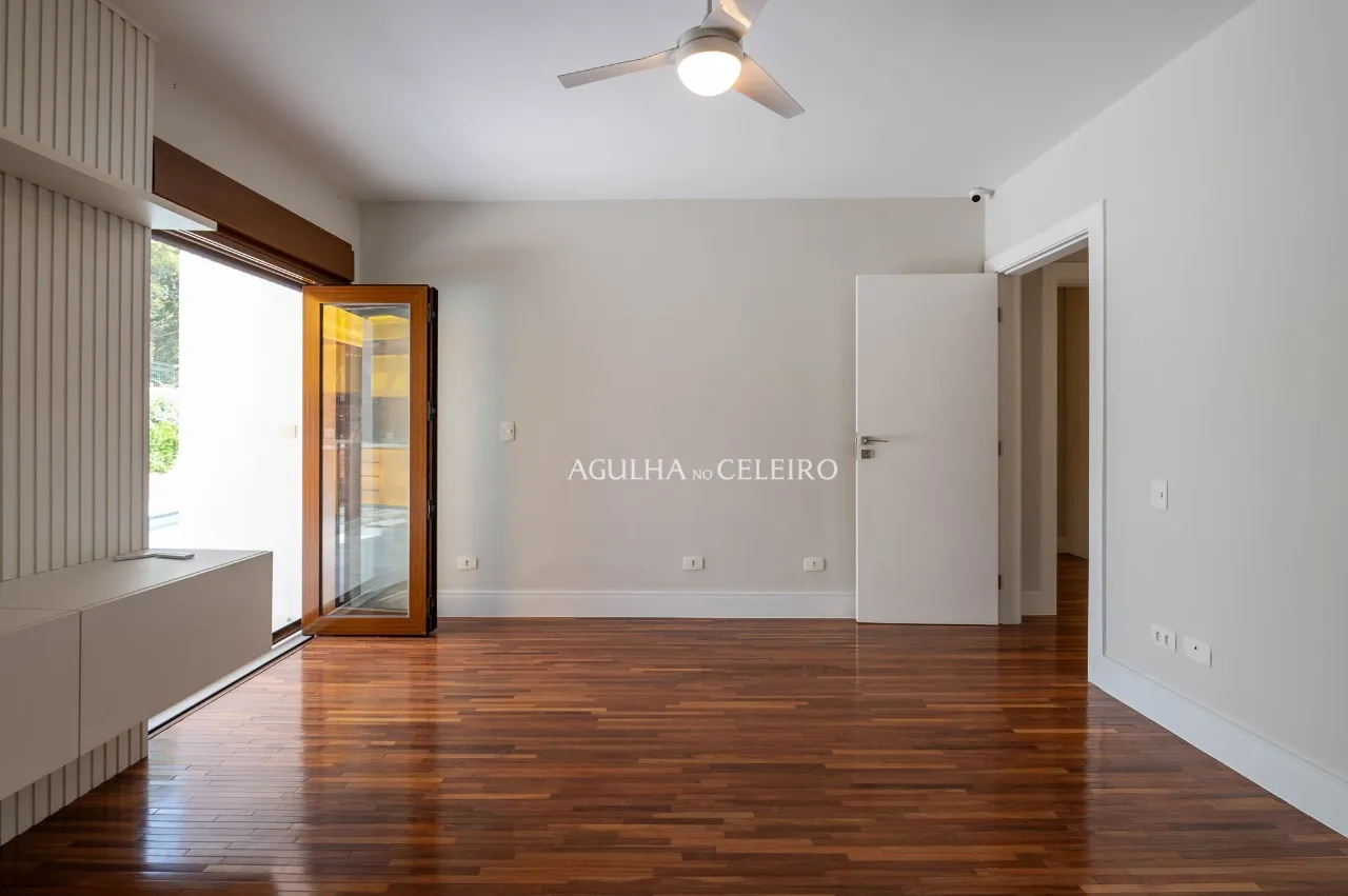 Casa reformada à venda em alto de Pinheiros. – CA0250