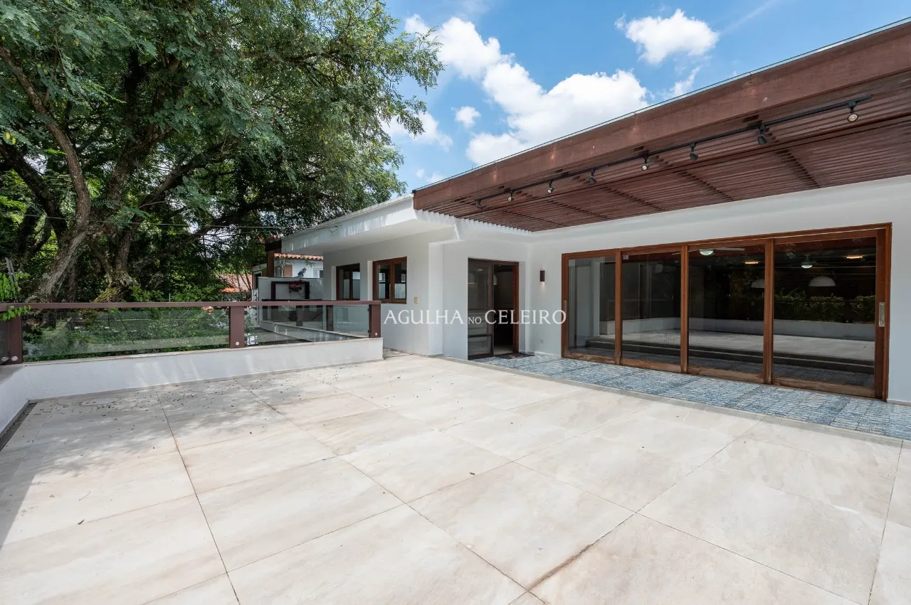 Casa reformada à venda em alto de Pinheiros. – CA0250