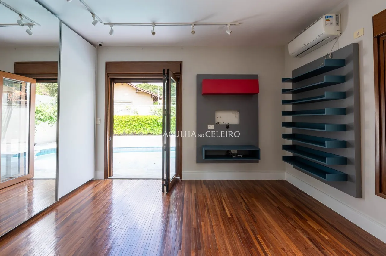 Casa reformada à venda em alto de Pinheiros. – CA0250
