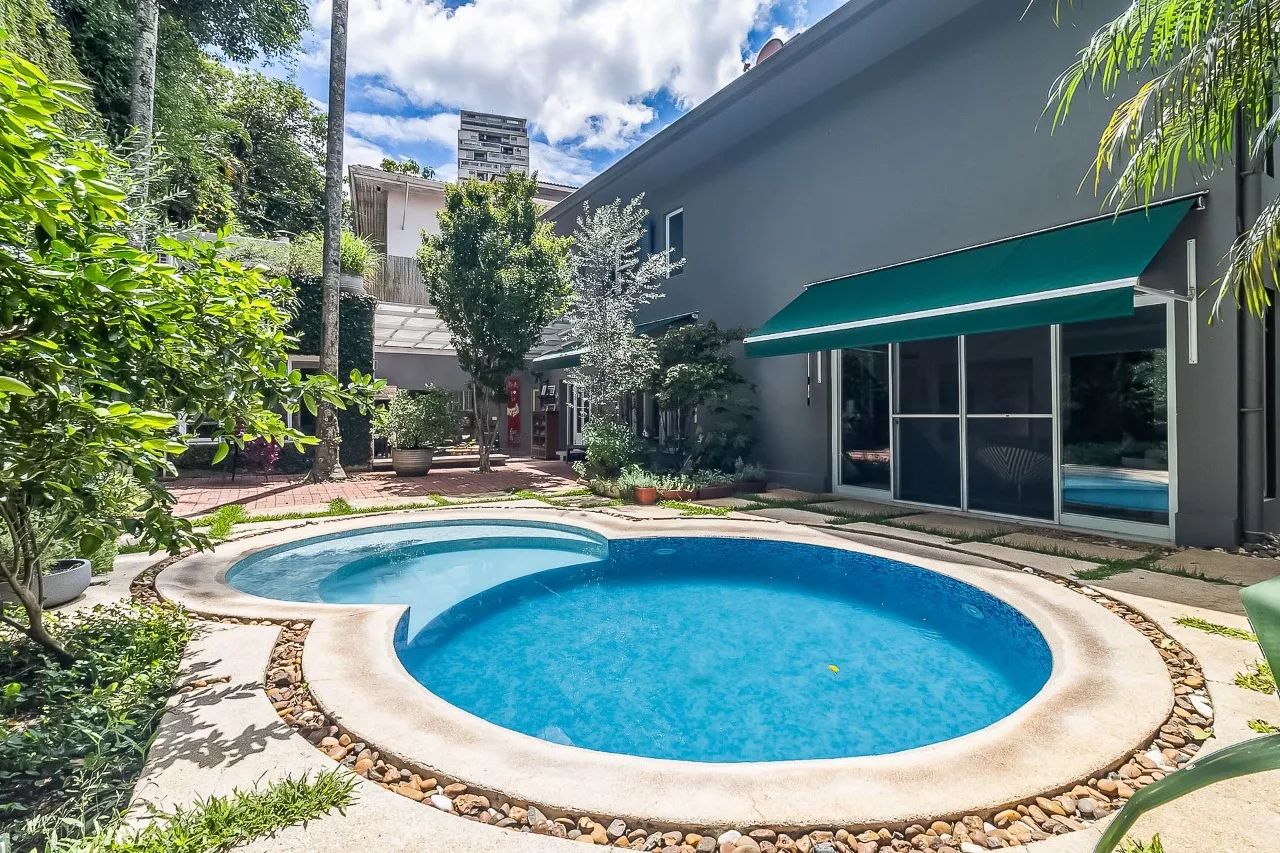 Casa encantadora em Alto de Pinheiros, charmosa do começo ao fim. – CA1256