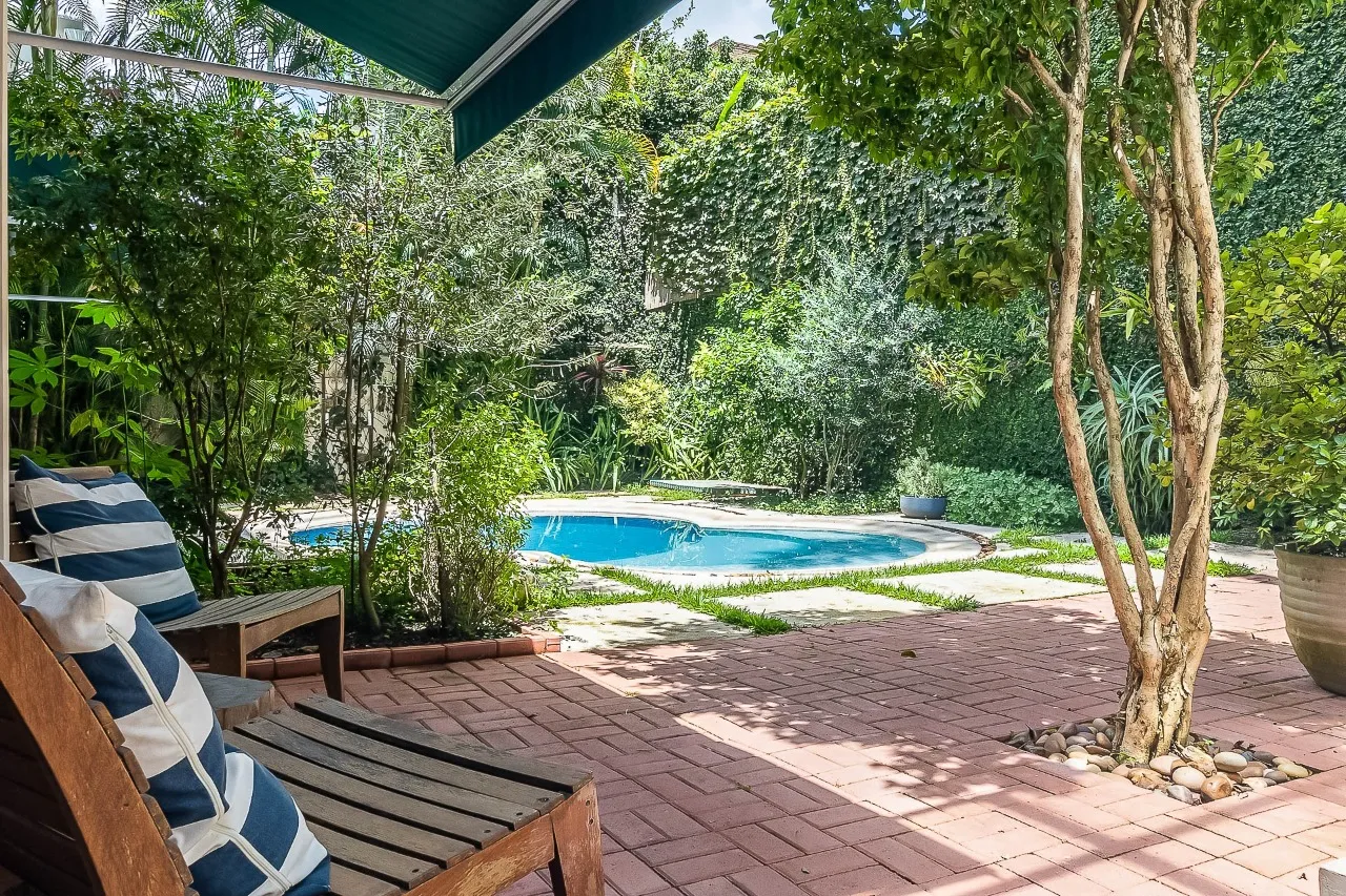 Casa encantadora em Alto de Pinheiros, charmosa do começo ao fim. – CA1256