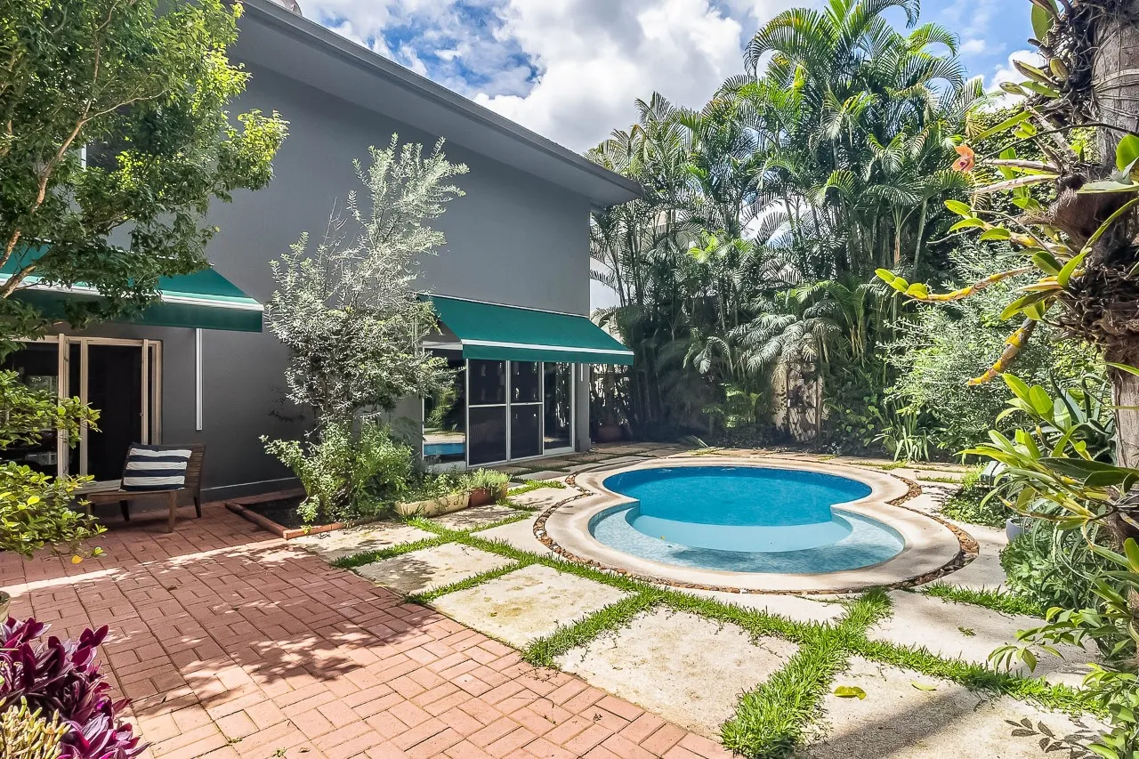 Casa encantadora em Alto de Pinheiros, charmosa do começo ao fim. – CA1256