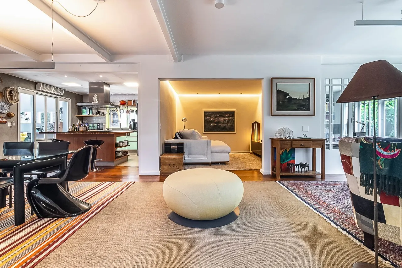 Casa encantadora em Alto de Pinheiros, charmosa do começo ao fim. – CA1256