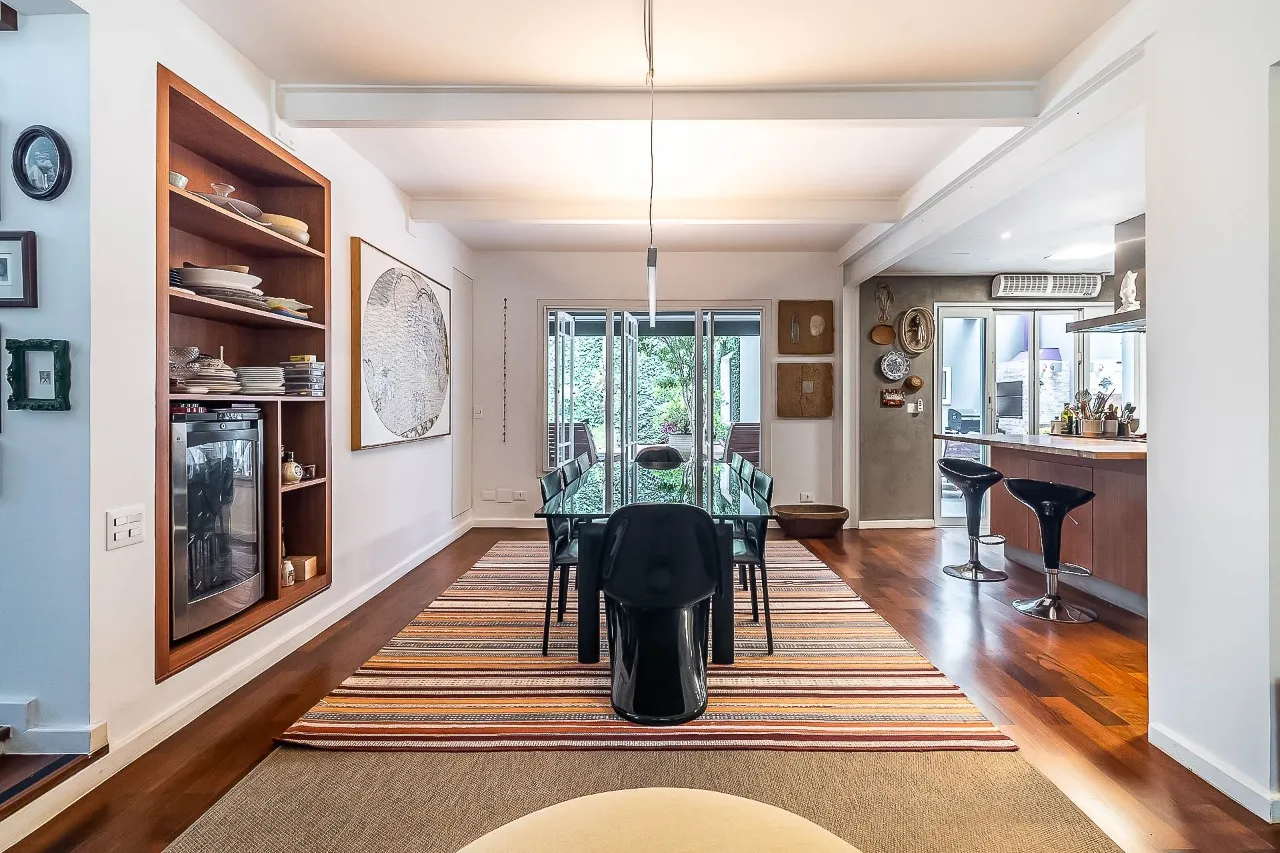 Casa encantadora em Alto de Pinheiros, charmosa do começo ao fim. – CA1256