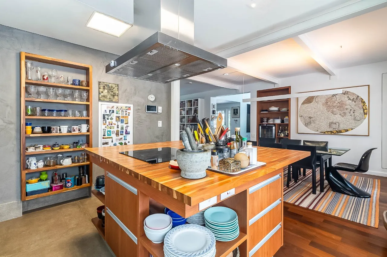 Casa encantadora em Alto de Pinheiros, charmosa do começo ao fim. – CA1256