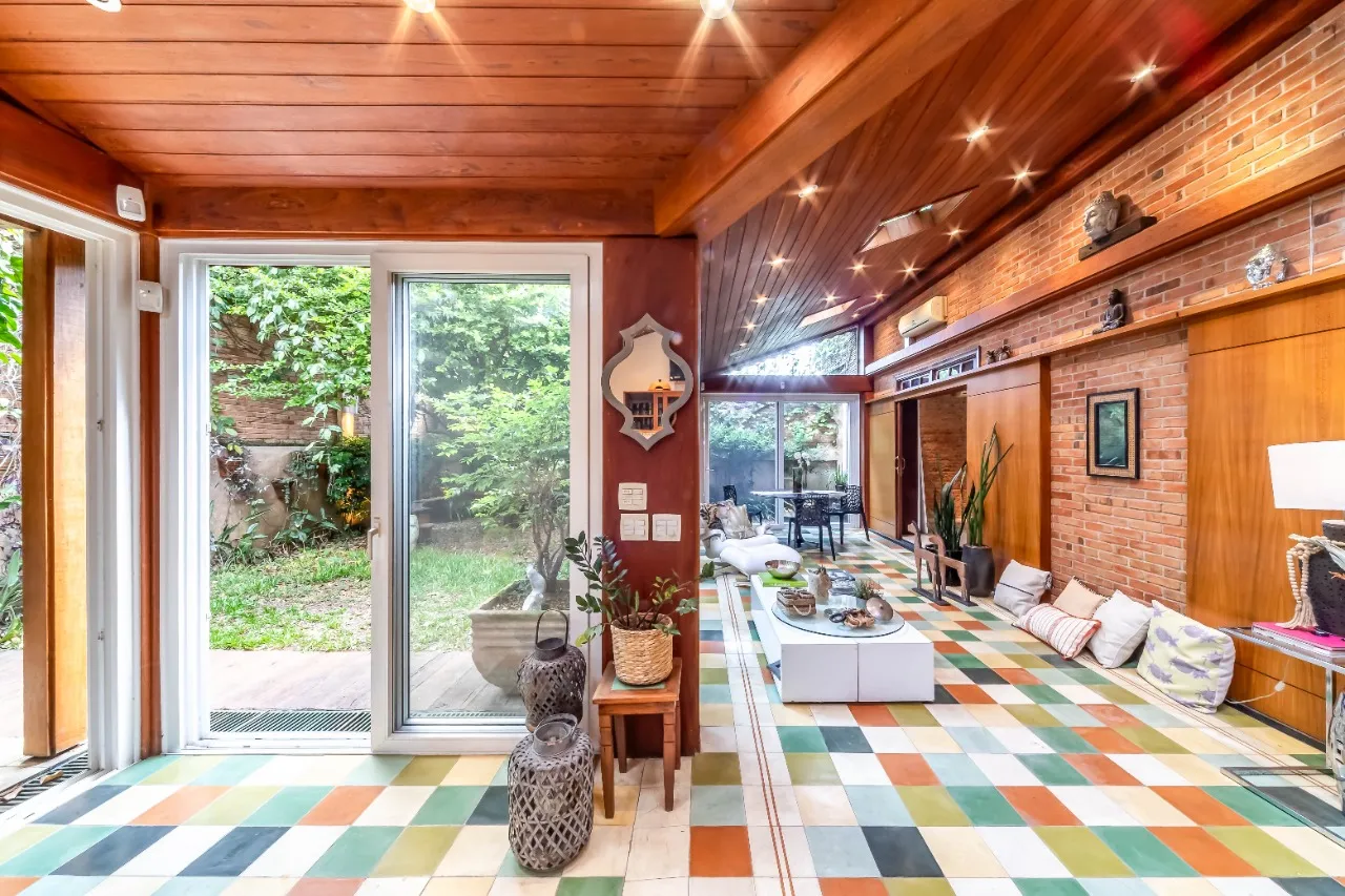 Uma casa feliz, ampla e muito aconchegante para venda em Alto de Pinheiros. – 15816