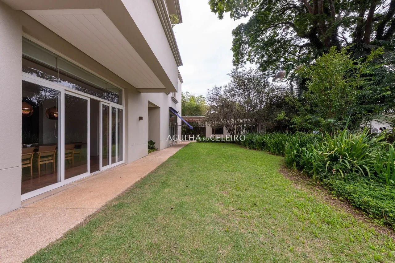 Arquitetura exclusiva integrada ao verde exuberante no Jardim Guedala. – 21676