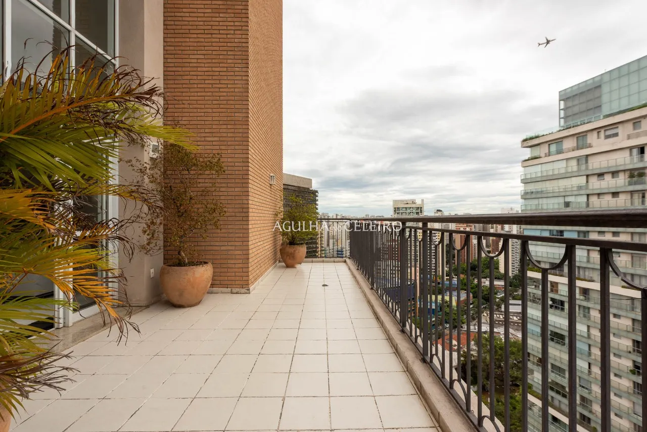 Cobertura perto do Parque Ibirapuera à venda na Vila Nova Conceição. – 21696