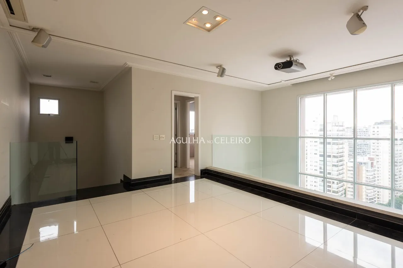 Cobertura perto do Parque Ibirapuera à venda na Vila Nova Conceição. – 21696