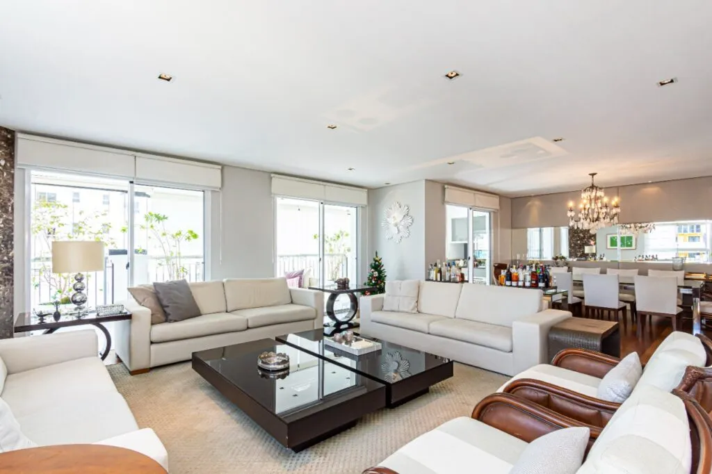 Apartamento em andar alto e varanda integrada ao living à venda em Moema Pássaros. – 21706