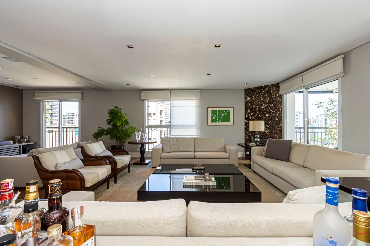 Apartamento em andar alto e varanda integrada ao living à venda em Moema Pássaros. – 21706