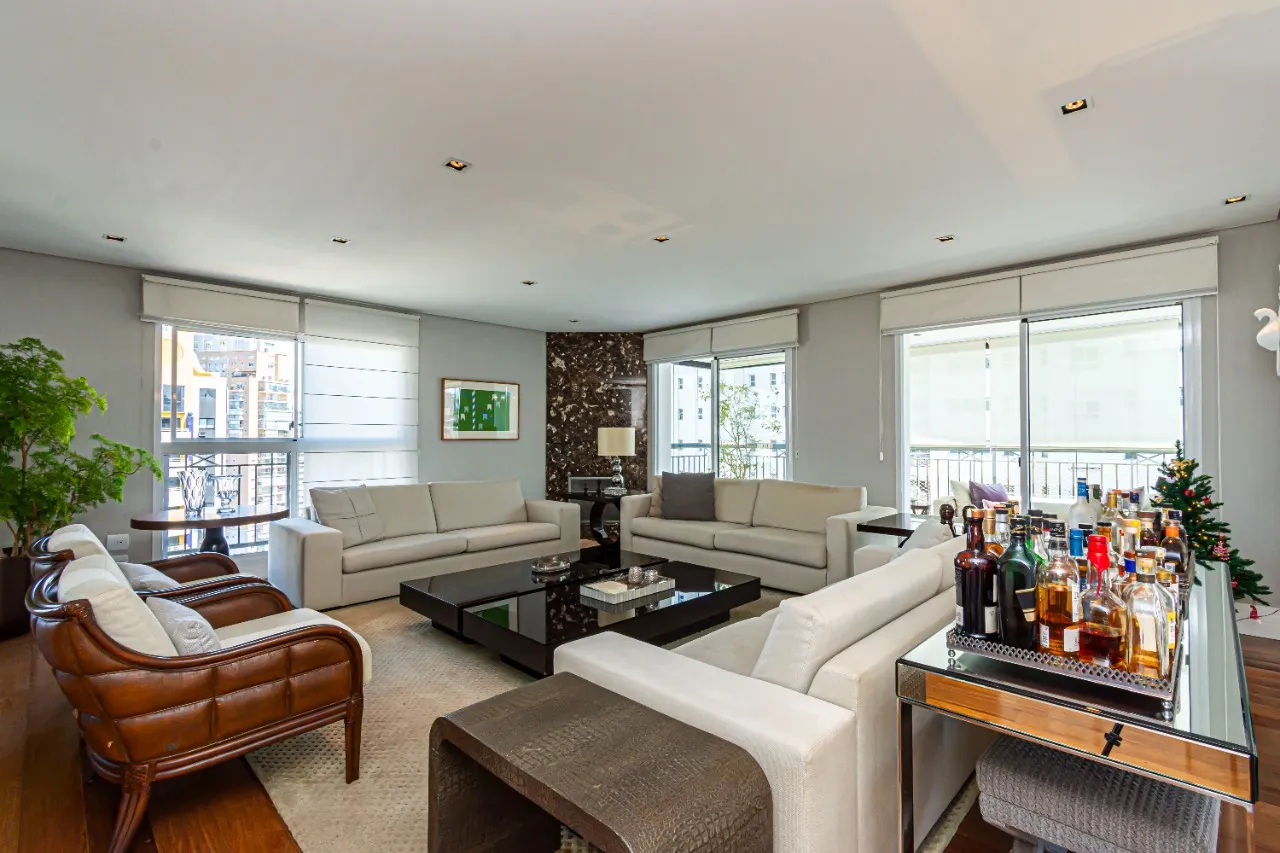 Apartamento em andar alto e varanda integrada ao living à venda em Moema Pássaros. – 21706