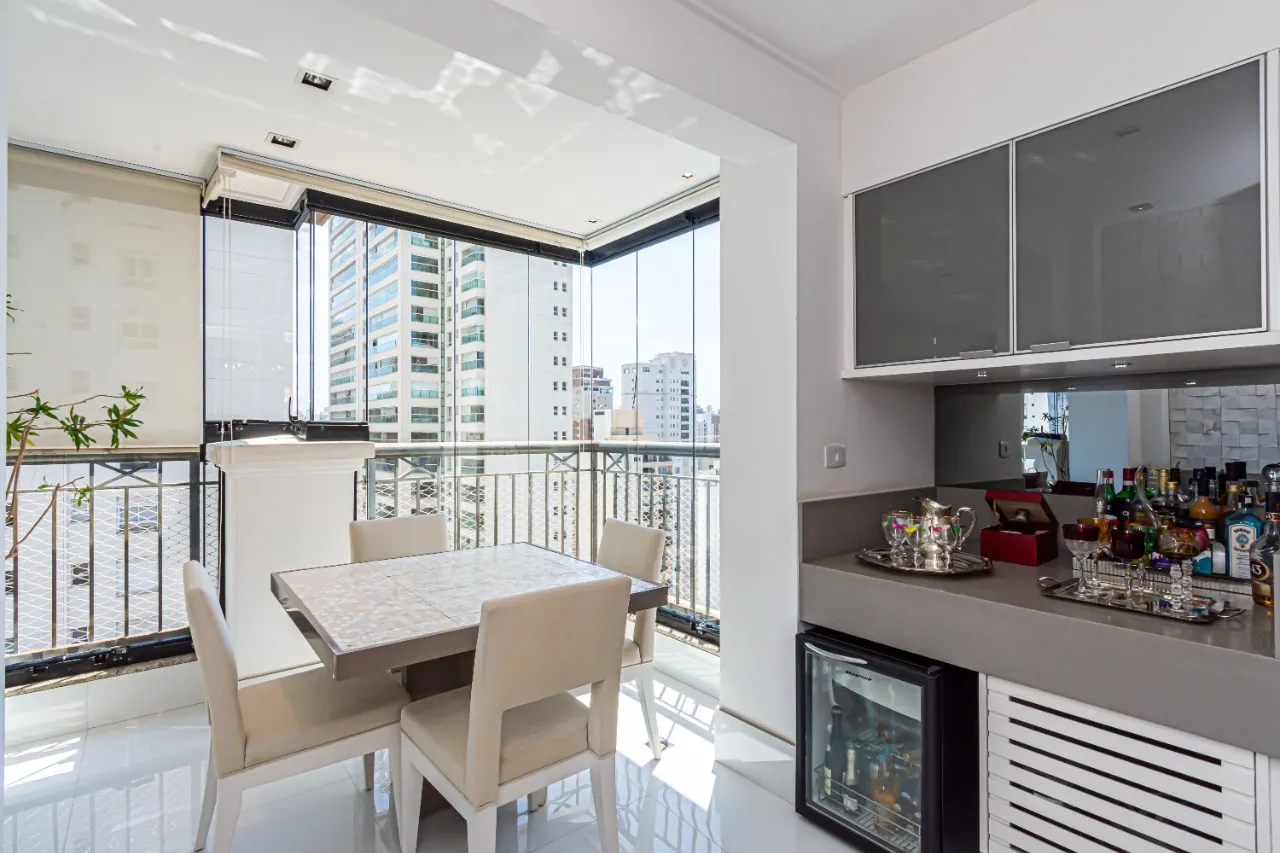 Apartamento em andar alto e varanda integrada ao living à venda em Moema Pássaros. – 21706