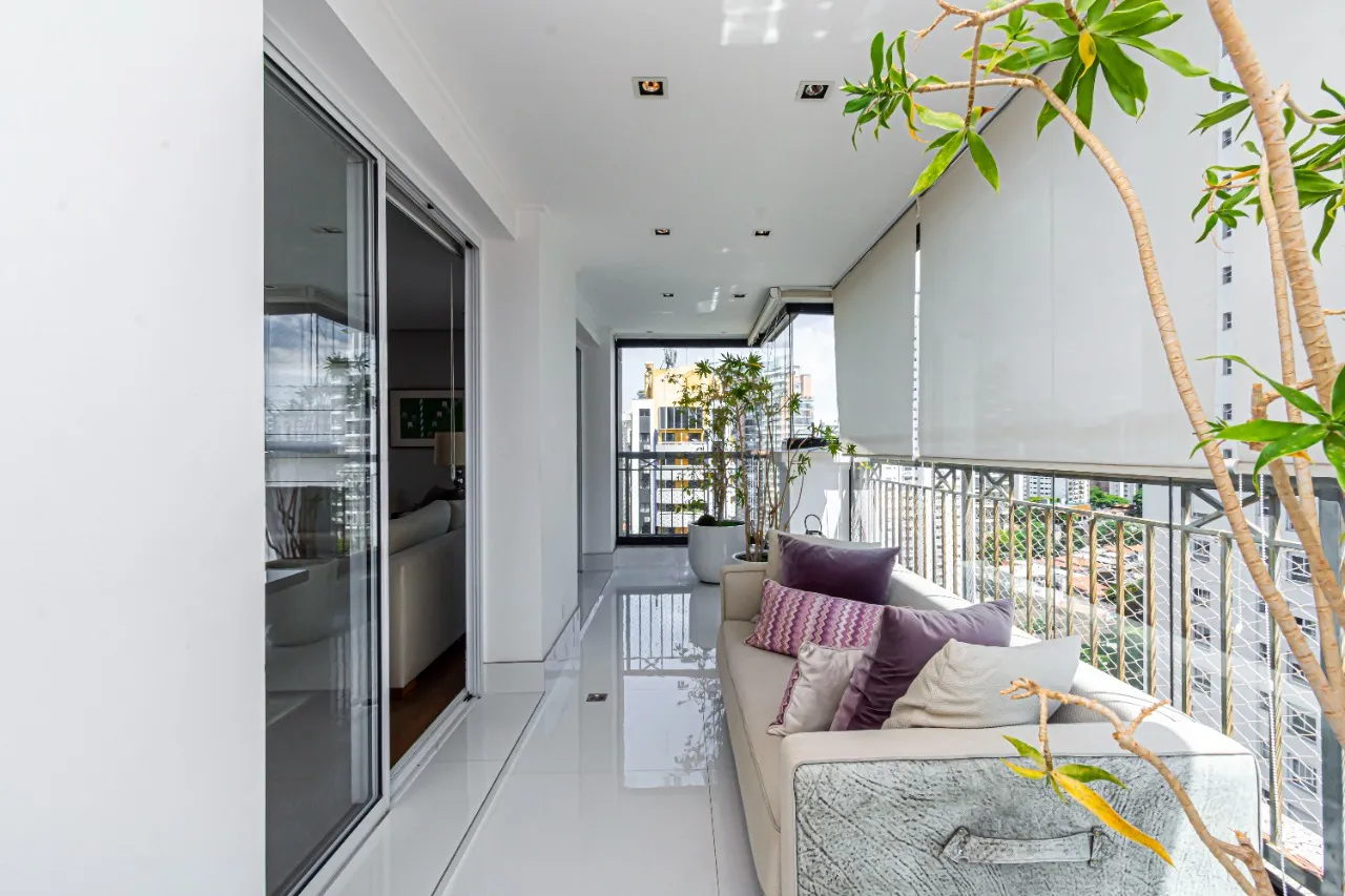 Apartamento em andar alto e varanda integrada ao living à venda em Moema Pássaros. – 21706