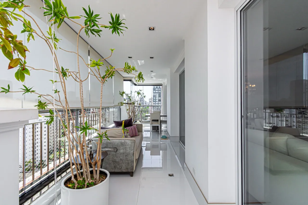 Apartamento em andar alto e varanda integrada ao living à venda em Moema Pássaros. – 21706