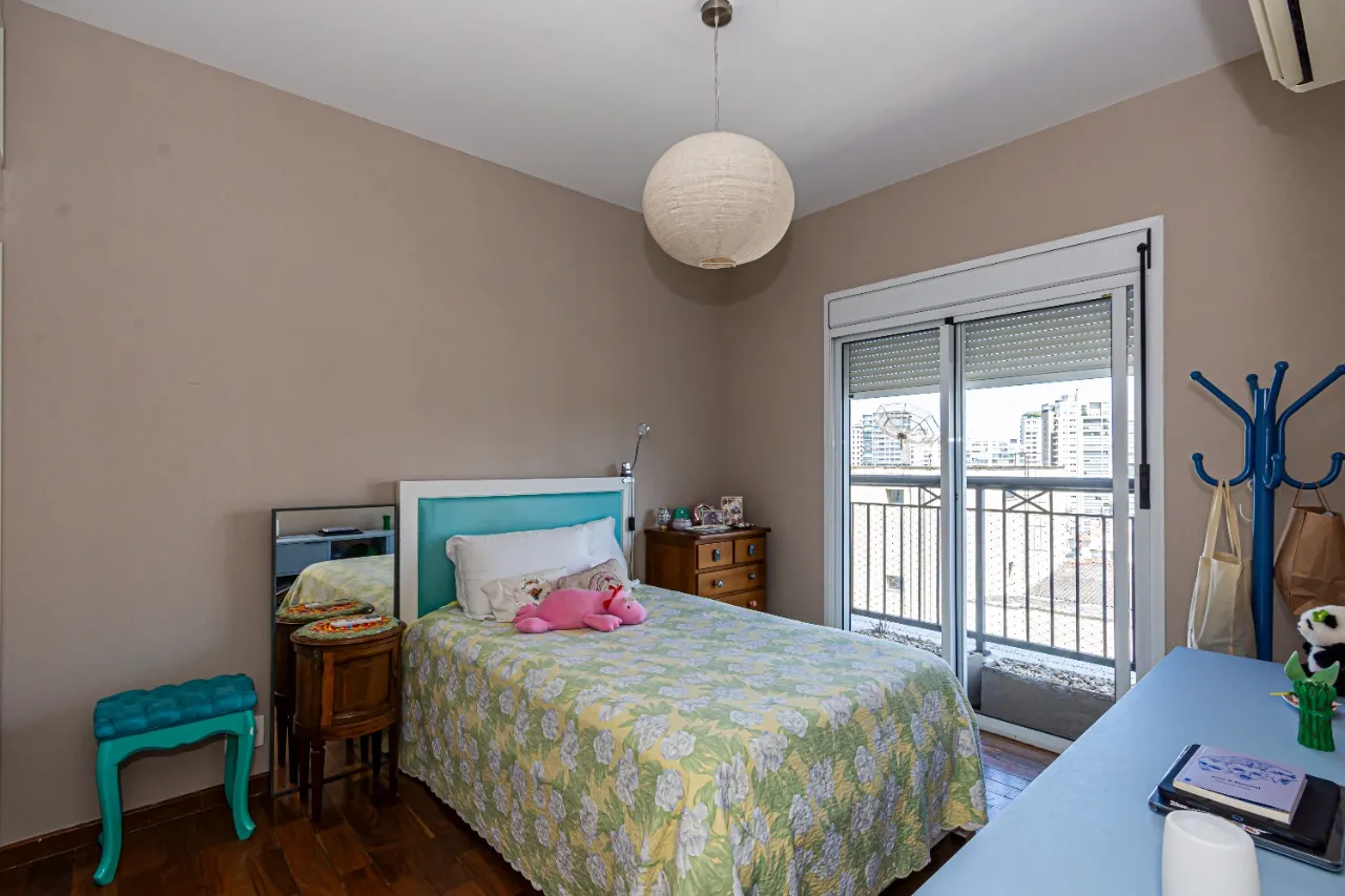 Apartamento em andar alto e varanda integrada ao living à venda em Moema Pássaros. – 21706