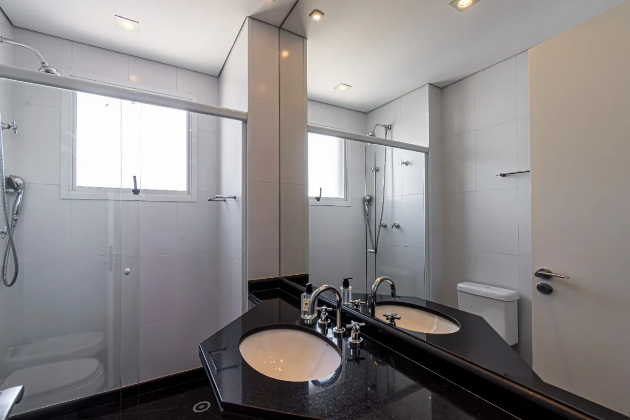 Apartamento em andar alto e varanda integrada ao living à venda em Moema Pássaros. – 21706